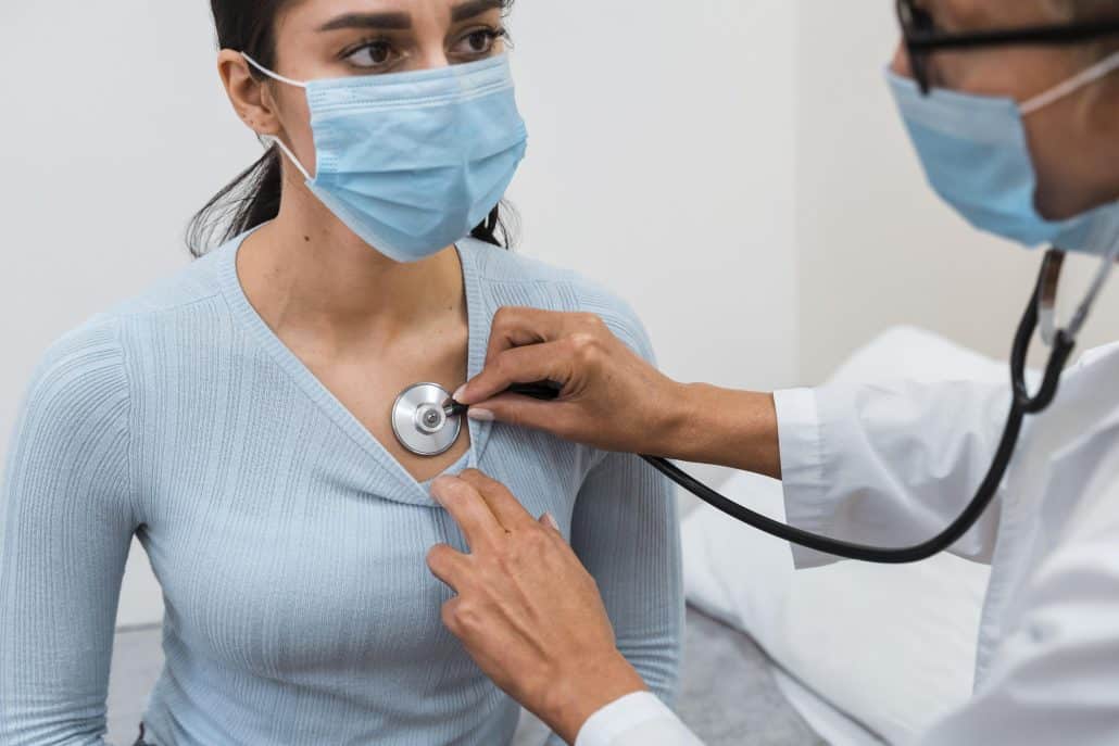 Arrêt cardiaque chez la femme : non, ce n’est pas qu’une affaire d’hommes 2 woman checking patient with stethoscope